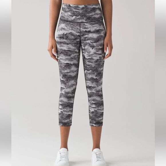 Lululemon Wunder Under High Rise Crop Leggings 6 - Picture 2 of 8